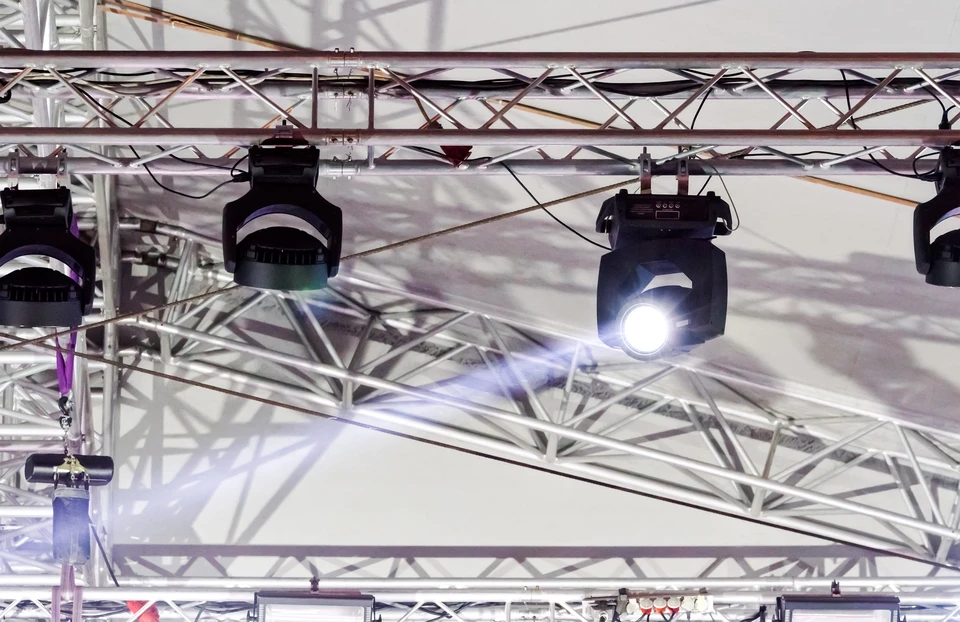 Scène intérieure d'installation technique professionnelle avec structures métalliques triangulées