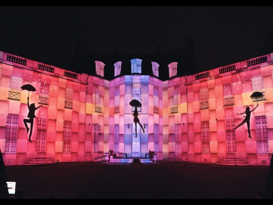 Façade de château illuminée la nuit par vidéoprojection architecturale