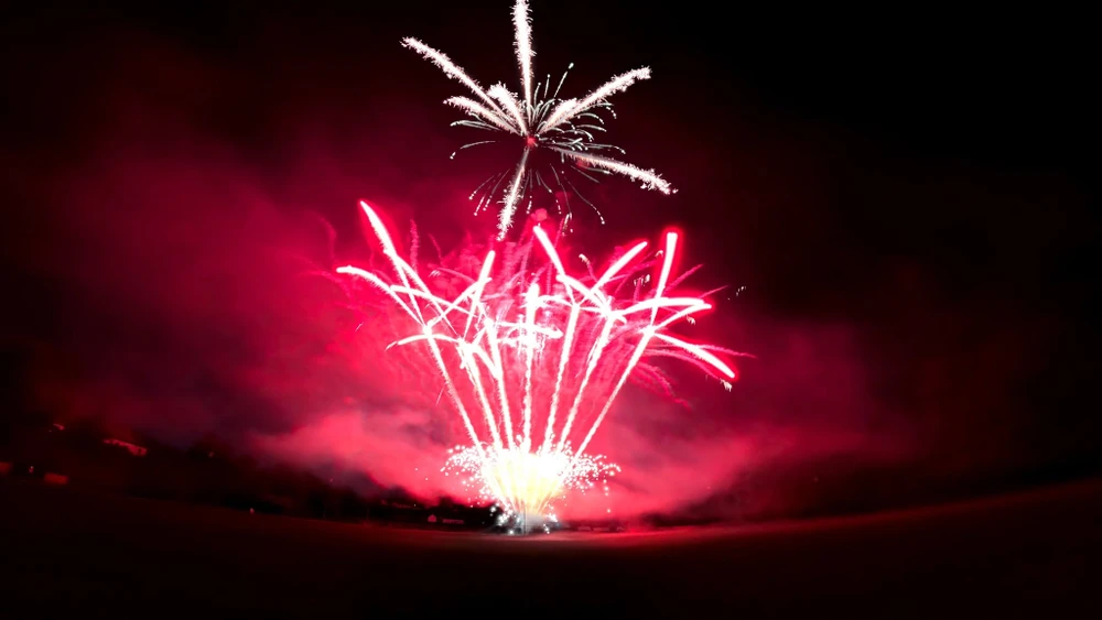Spectacle pyrotechnique nocturne filmé en pose longue