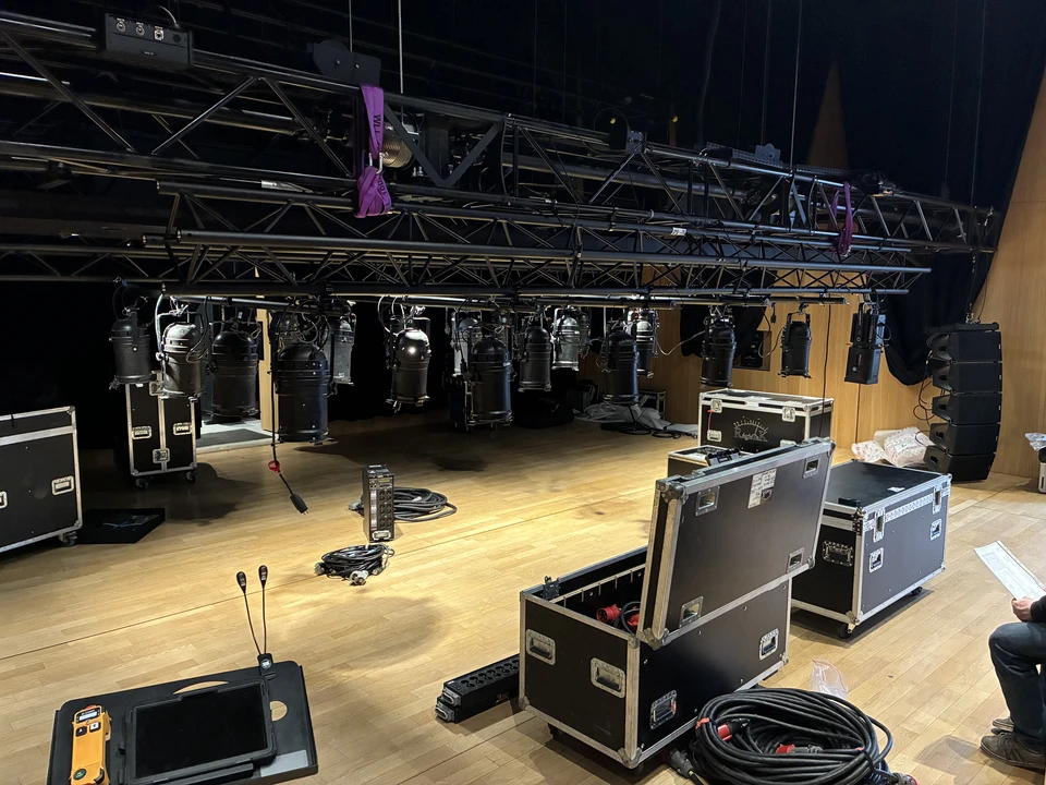 Scène de montage technique dans une salle de spectacle vide