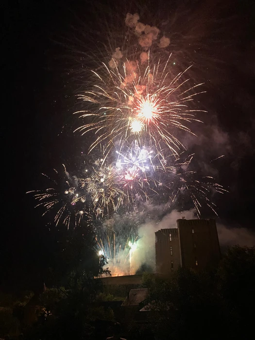 Feu d'artifice nocturne spectaculaire au-dessus d'un château médiéval