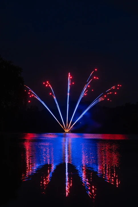 Spectacle de mapping vidéo nocturne sur façade de château classique français