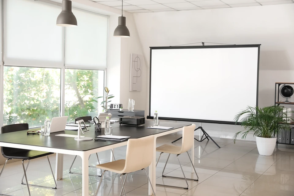Cérémonie d'inauguration en extérieur devant un bâtiment industriel moderne