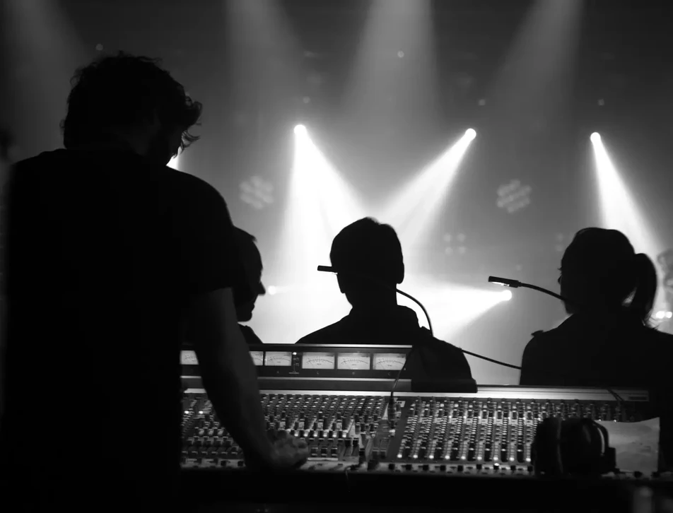Scène de montage technique dans une salle de spectacle vide